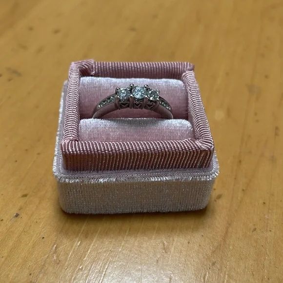 1/2 Carat Diamond ring 14k white gold - Picture 5 of 6